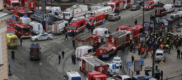 Машины чрезвычайных служб, полиция и спасатели у станции метро в Санкт-Петербурге, где произошел взрыв - Sputnik Грузия