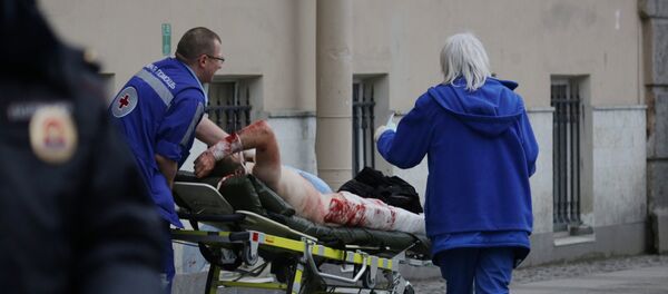 Медики эвакуируют раненого в результате взрыва в метро Санкт-Петербурга - Sputnik Грузия