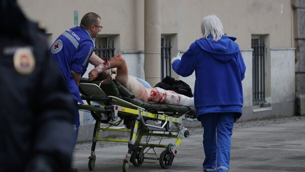 Медики эвакуируют раненого в результате взрыва в метро Санкт-Петербурга - Sputnik Грузия