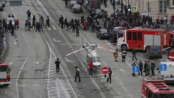 Ситуация у станции метро Сенная площадь в Санкт-Петербурге, где произошел взрыв - полиция, спасатели и техника чрезвычайных служб - Sputnik Грузия