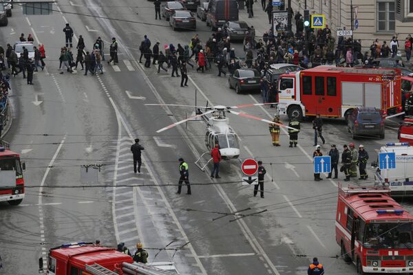 Эвакуация людей со станции Технологический институт в Санкт-Петербурге, где произошел взрыв, и оказание помощи пострадавшим - Sputnik Грузия
