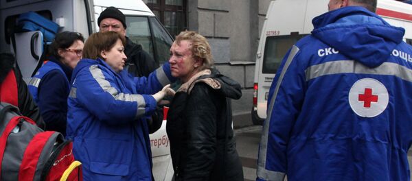 Медики оказывают первую помощь пострадавшим в результате взрыва на станции метро Технологический Институт в Санкт-Петербурге - Sputnik Грузия