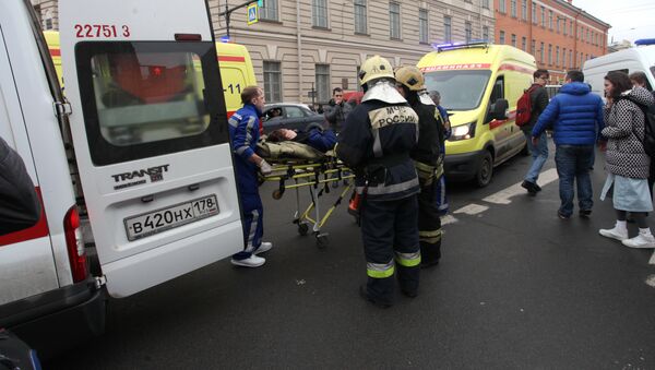 Спасатели и медики увозят с места взрыва на станции метро Санкт-Петербурга Технологический Институт одного из пострадавших - Sputnik Грузия