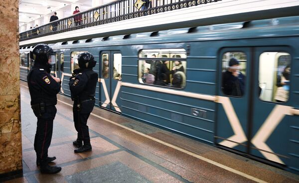 После взрывов в Санкт-Петербурге, в московском метро были усилены меры безопасности - Sputnik Грузия