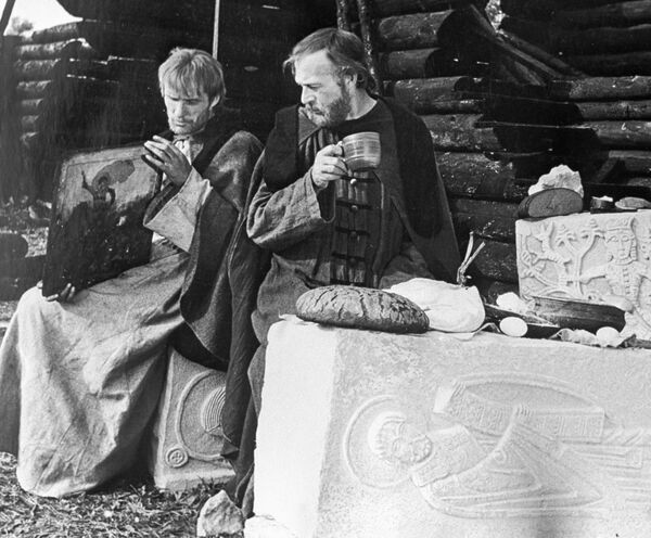 Анатолий Солоницын (слева) в роли Андрея Рублева и актер Николай Гринько в роли Даниила Черногов фильме Андрей Рублев Анатолий Солоницын (слева) в роли Андрея Рублева и актер Николай Гринько в роли Даниила Черногов фильме Андрей Рублев - Sputnik Грузия