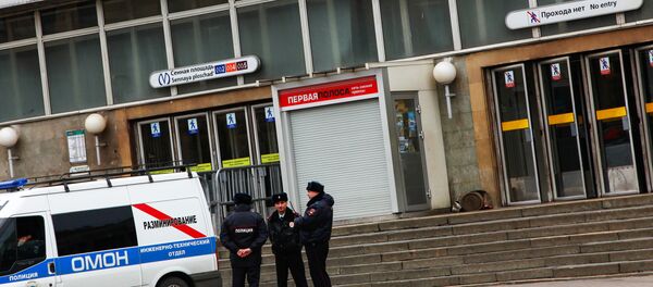 Сотрудники правоохранительных органов у станции метро Сенная площадь в Санкт-Петербурге, где произошел взрыв - Sputnik Грузия