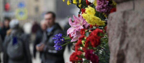 Цветы у станции метро Технологический институт в Санкт-Петербурге, где накануне произошел взрыв - Sputnik Грузия