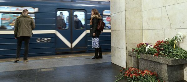 Цветы на станции метро Технологический институт в Санкт-Петербурге, где накануне произошел взрыв - Sputnik Грузия