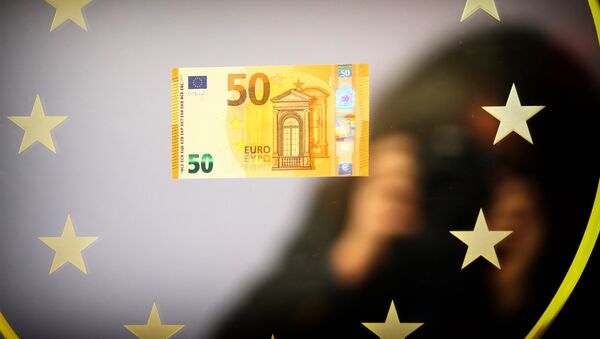 Подпись президента Центрального Европейского банка Марио Драги на новой банкноте 50 евро в главном офисе ECB во Франкфурте - Sputnik Грузия