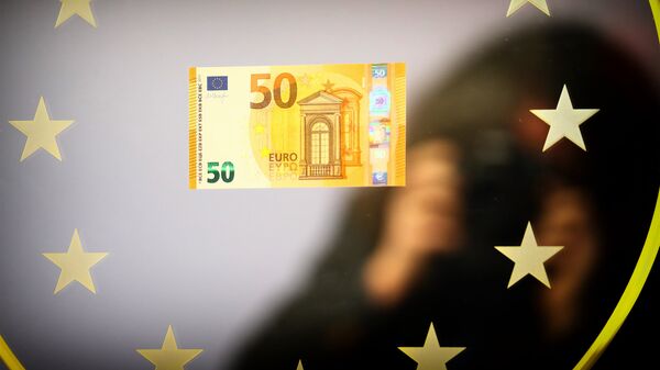 Подпись президента Центрального Европейского банка Марио Драги на новой банкноте 50 евро в главном офисе ECB во Франкфурте - Sputnik Грузия