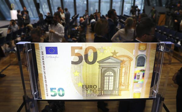 Спецификации новой банкноты в 50 евро демонстрируют на конференции в главном офисе Европейского Центрального банка во Франкфурте - Sputnik Грузия