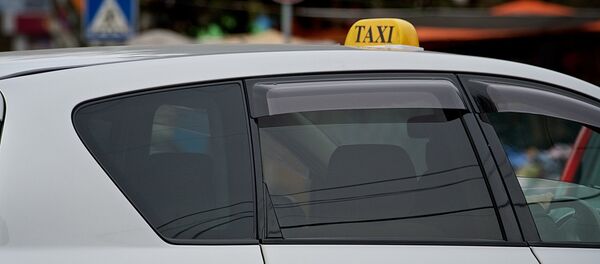 Частное такси на одной из улиц грузинской столицы - Sputnik Грузия