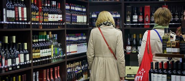 Туристы покупают грузинское вино в одном из тбилисских винных магазинов - Sputnik Грузия