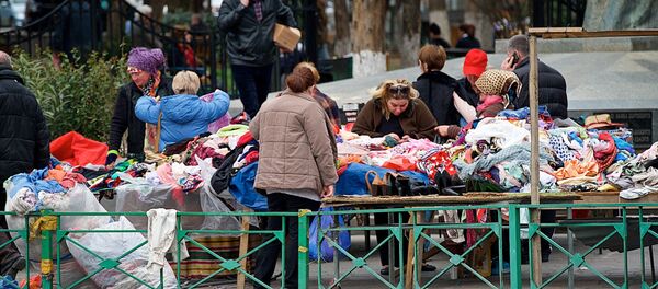 Уличные торговцы у стадиона Динамо недалеко от Вокзальной площади, за день до наведения порядка на этой территории мэрией столицы Грузии - Sputnik Грузия