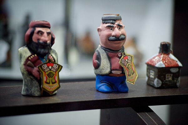 Подарочная грузинская чача в оригинальных бутылочках в форме фигурок грузин в национальной одежде - Sputnik Грузия