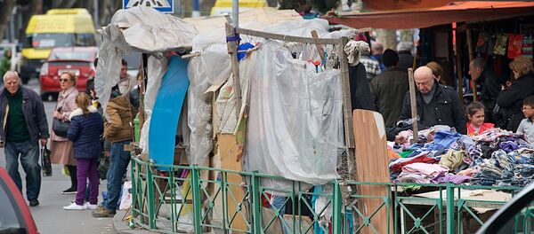 Уличные торговцы у стадиона Динамо недалеко от Вокзальной площади, за день до наведения порядка на этой территории мэрией столицы Грузии - Sputnik Грузия