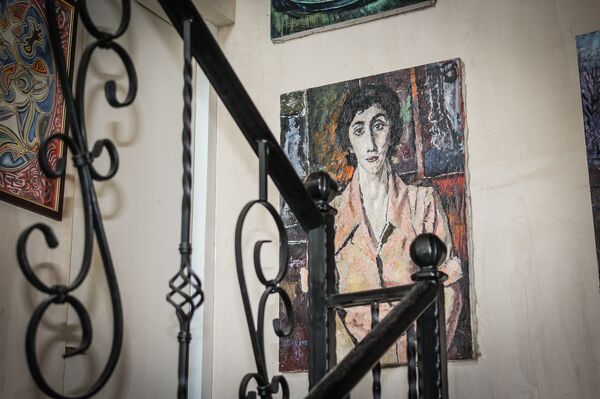 В квартире семьи хранится множество картин Льва Баяхчева - Sputnik Грузия