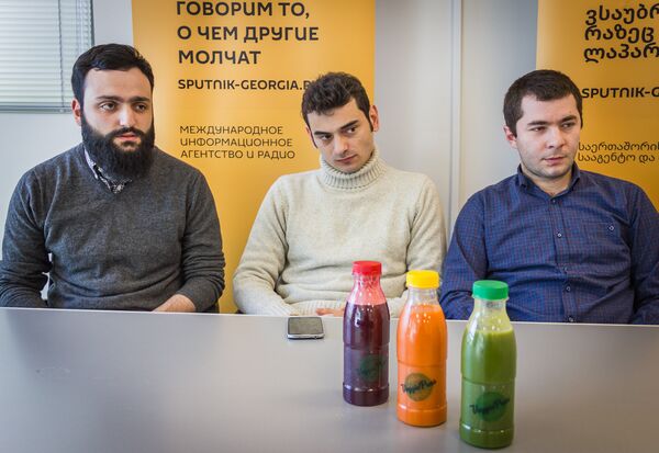Создатели стартапа о производству свежевыжатых соков – Veggie Press Создатели стартапа о производству свежевыжатых соков – Veggie Press - Sputnik Грузия