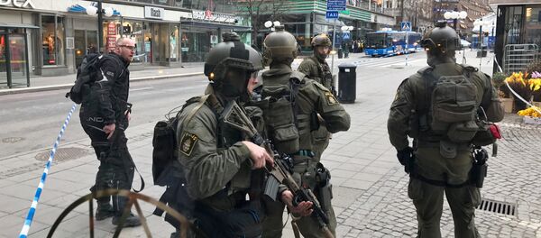Шведские полицейские в центре Стокгольма, Швеция - Sputnik Грузия