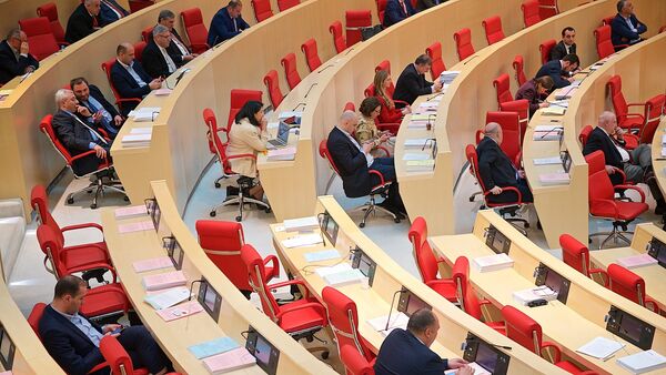Пустующие места в зале заседаний парламента Грузии в ходе дебатов после выступления президента страны Георгия Маргвелашвили - Sputnik Грузия