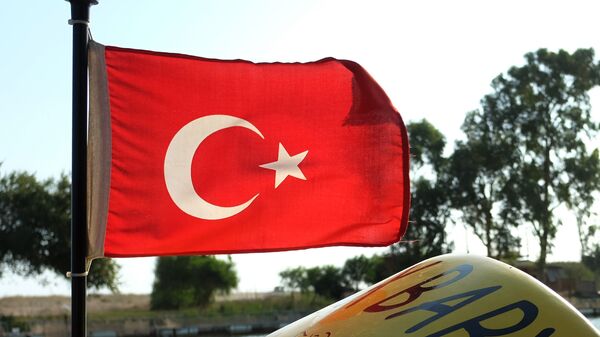 Флаг Турции на катере одного из отелей Антальи - Sputnik Грузия