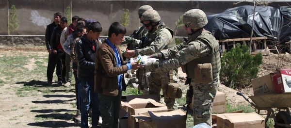 Грузинские военные раздали школьникам в Афганистане школьные принадлежности - Sputnik Грузия