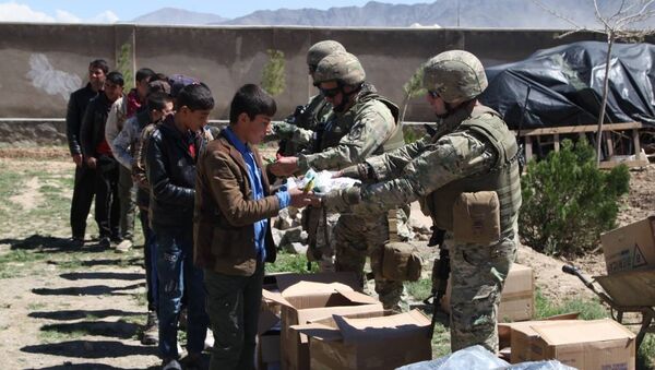 Грузинские военные раздали школьникам в Афганистане школьные принадлежности - Sputnik Грузия