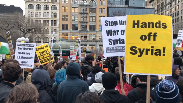 Акции протеста в США против ракетного удара по авиабазе в Сирии - Sputnik Грузия