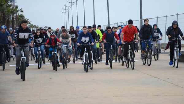 Батумский бульвар заполнили велосипедисты: велопробег в курортном городе - Sputnik Грузия
