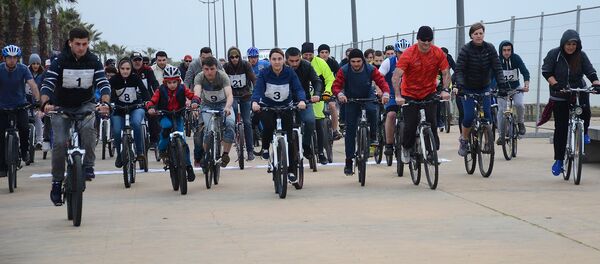 Батумский бульвар заполнили велосипедисты: велопробег в курортном городе - Sputnik Грузия