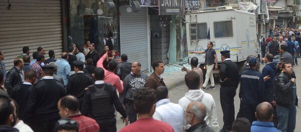 Египтяне у места теракта-самоубийства перед церковью в Александрии, Египет - Sputnik Грузия