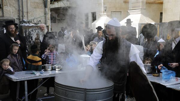 Ультраортодоксальные евреи в Иерусалиме готовятся к празднику Песах - Sputnik Грузия
