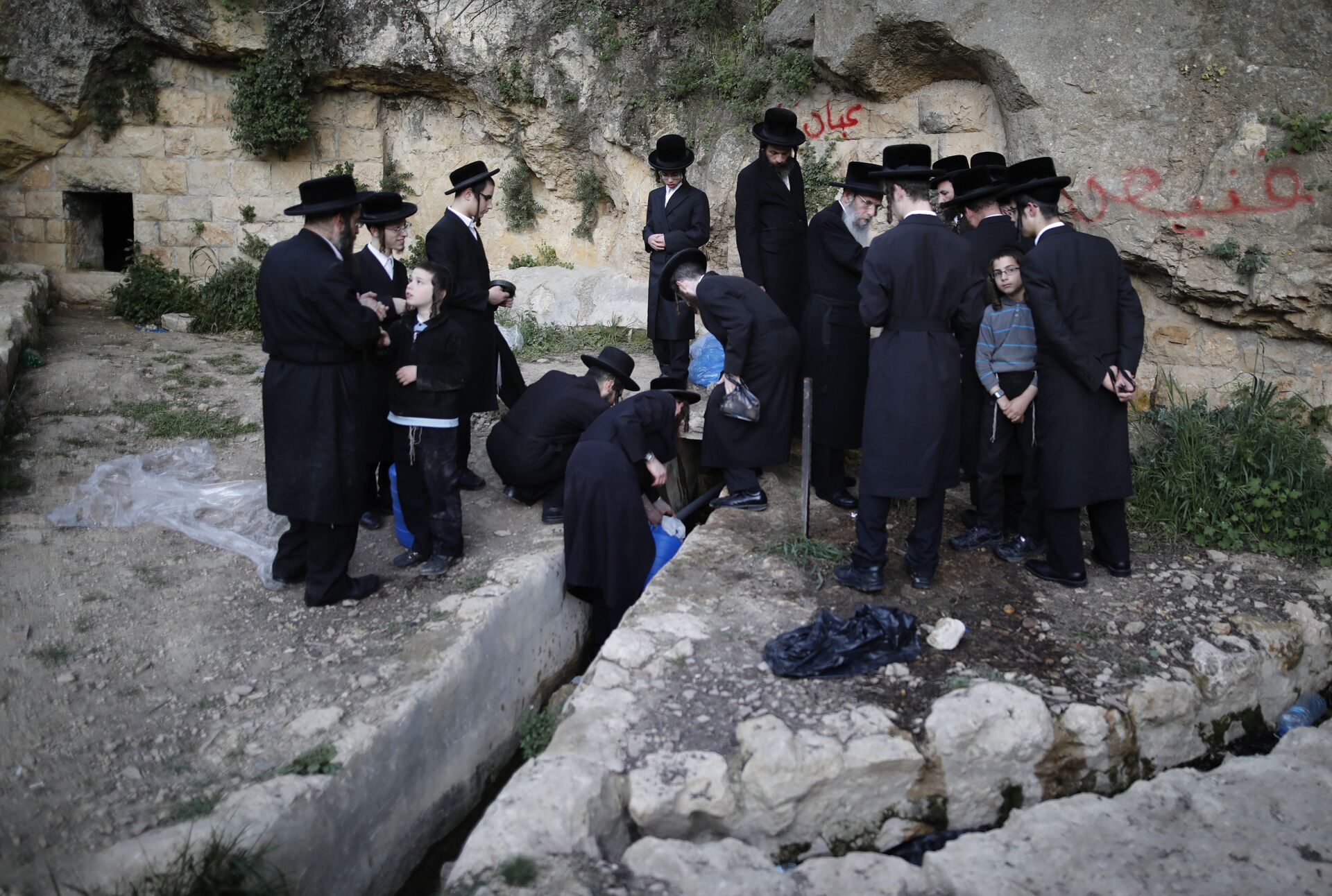 Ультраортодоксальные евреи в Иерусалиме собирают воду из горного источника, которая будет использоваться для выпечки пресного хлеба - Sputnik Грузия, 1920, 15.03.2022