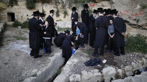 Ультраортодоксальные евреи в Иерусалиме собирают воду из горного источника, которая будет использоваться для выпечки пресного хлеба - Sputnik Грузия