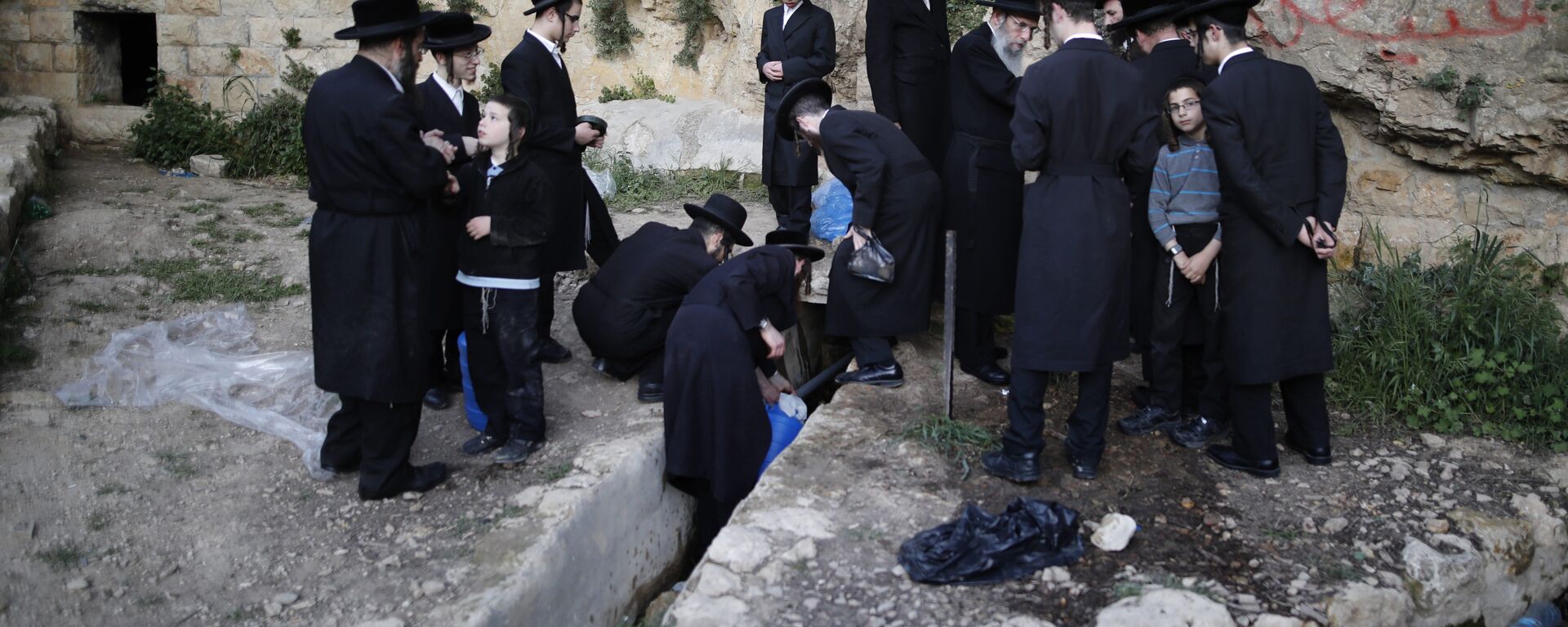 Ультраортодоксальные евреи в Иерусалиме собирают воду из горного источника, которая будет использоваться для выпечки пресного хлеба - Sputnik Грузия, 1920, 26.03.2021