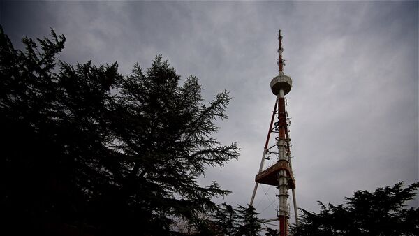 Тучи над Тбилисской телевышкой - Sputnik Грузия