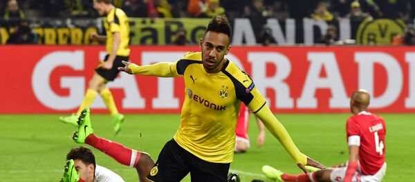 Габонский форвард Дортмунда Пьер-Эмерик Обамеянг радуется хеттрику и победе со счетом 4:0 во время матча 1/16 финала Лиги чемпионов УЕФА между командами Боруссия Дортмунд и Бенфика в Дортмунде, 8 марта 2017 года - Sputnik Грузия