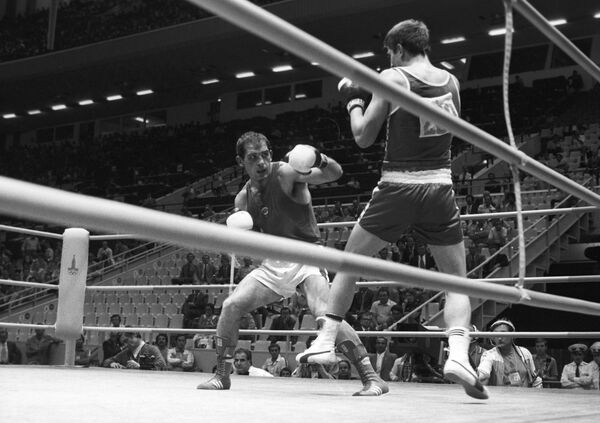 Боксеры Слободан Качар и Давид Квачадзе во время матча - Sputnik Грузия