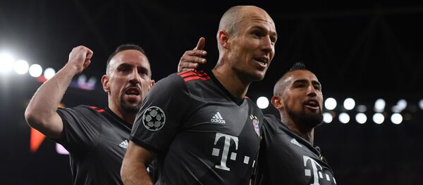 Голландский полузащитник Баварии Арьен Роббен вместе с чилийским полузащитником Баварии Артуро Видалем и французским полузащитником Баварии Франком Рибери радуется голу, забитому в матче 1/16 финала Лиги чемпионов УЕФА между Баварией и Арсеналом, в ходе игры на стадионе Эмираты в Лондоне - Sputnik Грузия