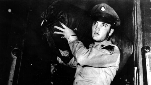 Элвис Пресли несет свой вещевой мешок во время службы в армии в 1958 году - Sputnik Грузия