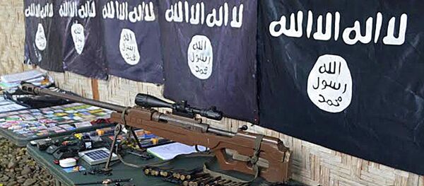 „ისლამური სახლემწიფოს“ ბოევიკებისთვის ჩამორთმეული იარაღი და დროშები  „ისლამური სახლემწიფოს“ ბოევიკებისთვის ჩამორთმეული იარაღი და დროშები  - Sputnik საქართველო