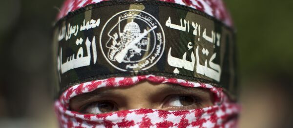 Палестинский мальчик, одетый в повязку бригад «Эззедин аль-Кассам», вооруженного крыла ХАМАС - Sputnik Грузия