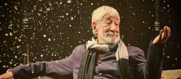 Портрет актера Гиви Берикашвили в фойе театра Марджанишвили - Sputnik Грузия