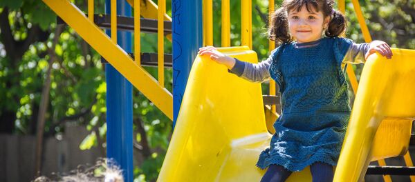 Девочка спускается с горки - Sputnik Грузия