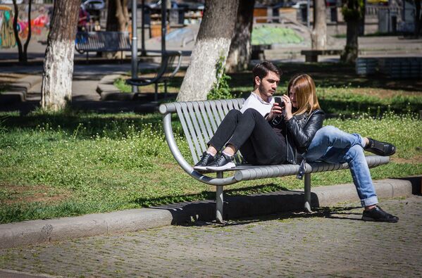 Влюбленных в городских парках в солнечные дни стало еще больше, чем зимой - все же проводить долгое время на открытом воздухе в мороз не очень комфортно - Sputnik Грузия