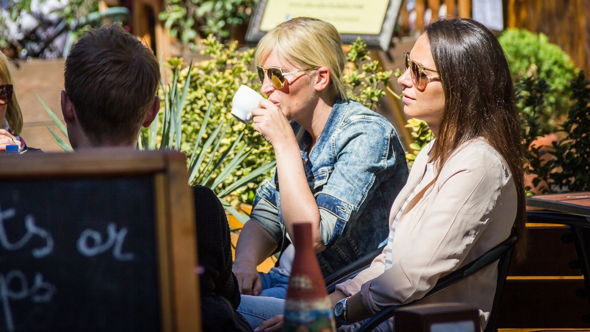 Девушки пьют кофе в тбилисском уличном кафе - Sputnik Грузия, 1920, 05.09.2021
