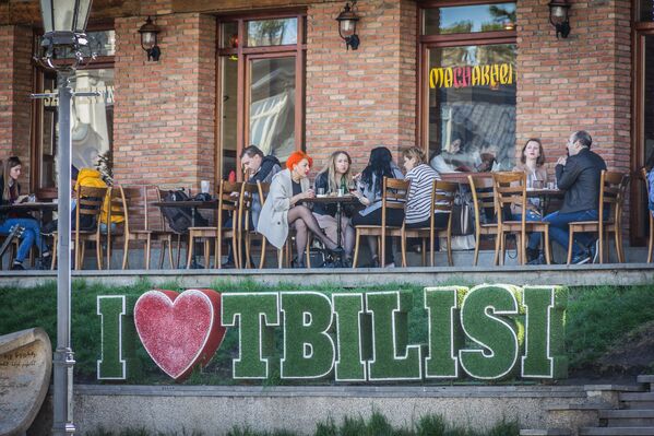 В центре Тбилиси места за столиками в летних кафе в дневное время практически все заполнены, в то время как в помещении может быть достаточно свободных мест - Sputnik Грузия
