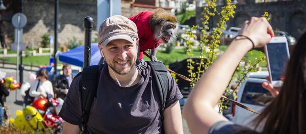 Мужчина фотографируется с обезьянкой в центре Тбилиси - Sputnik Грузия