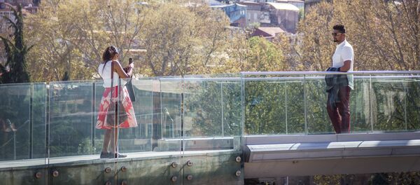 Туристы фотографируются на мосту мира - Sputnik Грузия