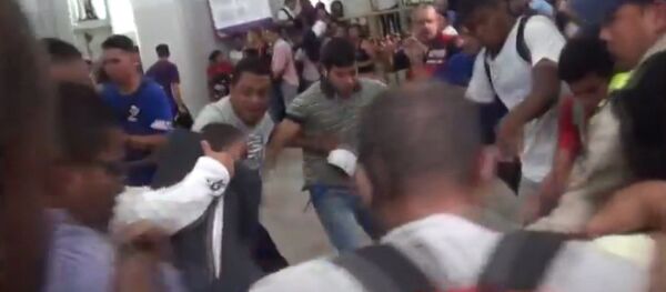 Сторонники и противники Мадуро подрались в церкви во время мессы - Sputnik Грузия